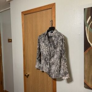 Apt. 9 Medium w/Snakeskin Print Long Sleeve V-Neck Knotted Blouse - EUC